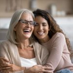 Giovani vicono con i genitori