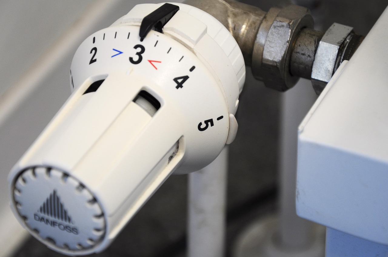 Ecco il gesto che moltissimi saltano prima di accendere i termosifoni: così risparmi davvero