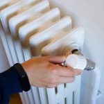 Ecco il gesto che moltissimi saltano prima di accendere i termosifoni: così risparmi davvero