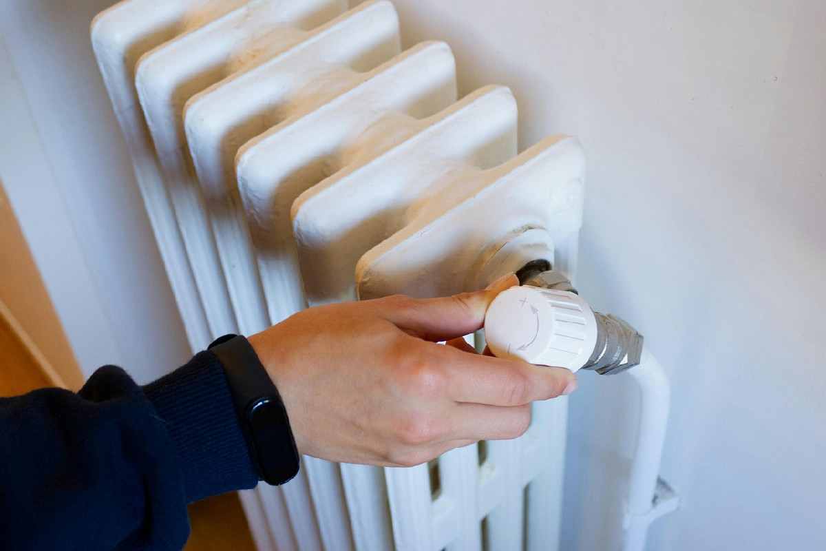 Ecco il gesto che moltissimi saltano prima di accendere i termosifoni: così risparmi davvero