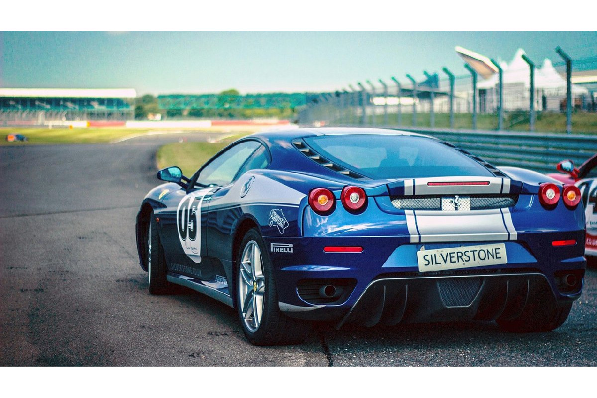 Con questo oggetto economico da ferramenta l’auto resta al riparo dai graffi del parcheggio